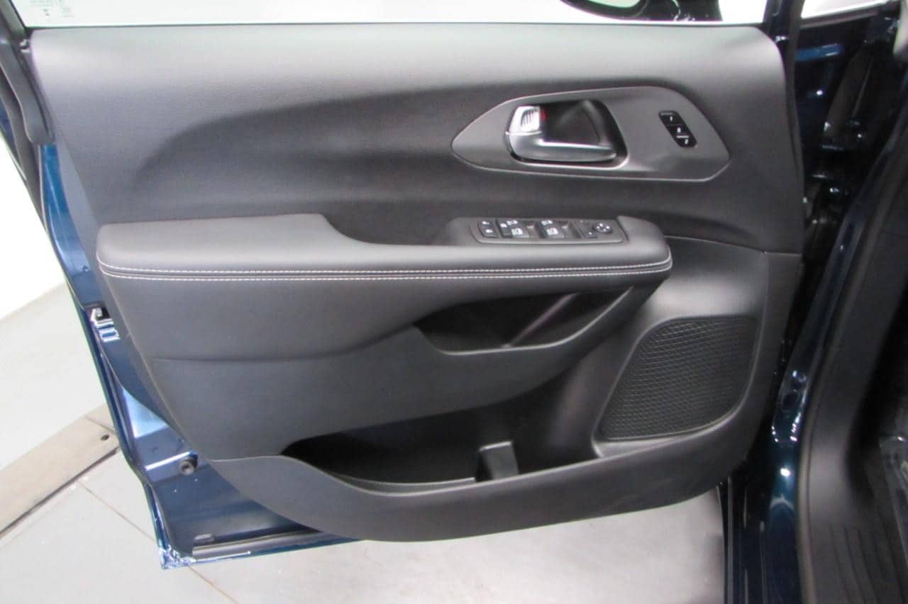 2025 Chrysler Pacifica Select - Photo 11
