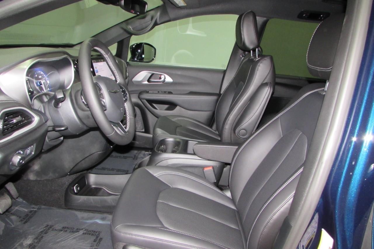 2025 Chrysler Pacifica Select - Photo 12
