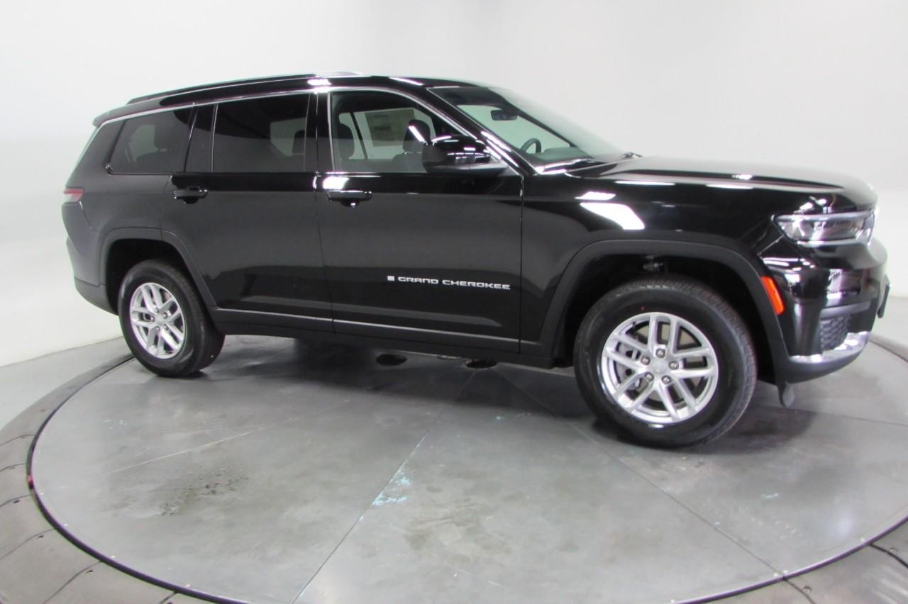 2025 Jeep Grand Cherokee Laredo photo 4