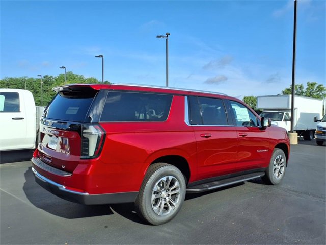 2025 Chevrolet Suburban LT photo 3