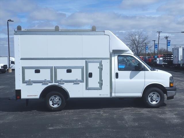 2025 Chevrolet Express 3500 Cutaway Van photo 3