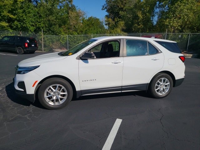 2022 Chevrolet Equinox LS photo 2