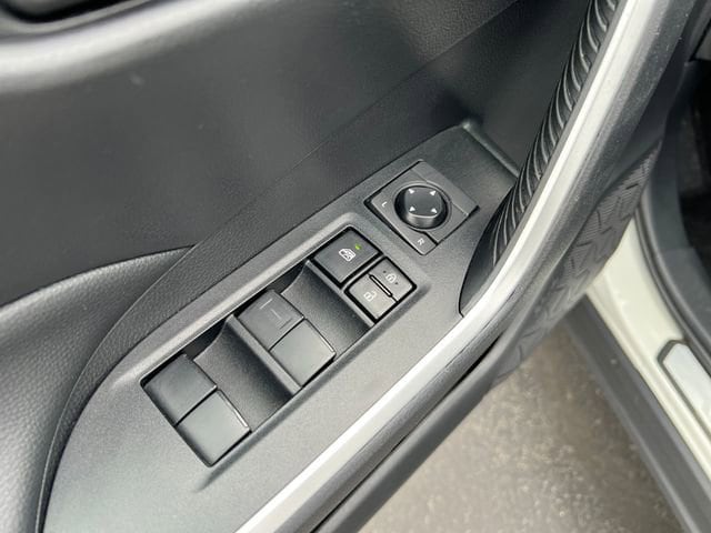 2021 Toyota RAV4 LE - Photo 11
