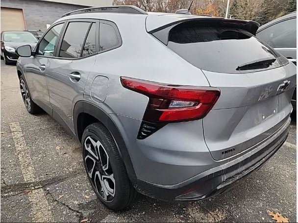 2025 Chevrolet Trax photo 2