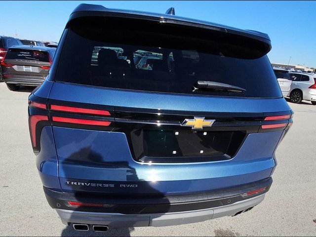 2025 Chevrolet Traverse 2LT photo 3