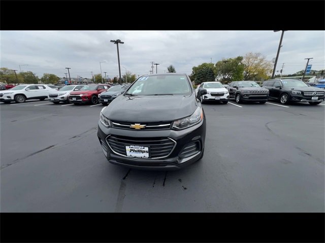 2022 Chevrolet Trax LS photo 2