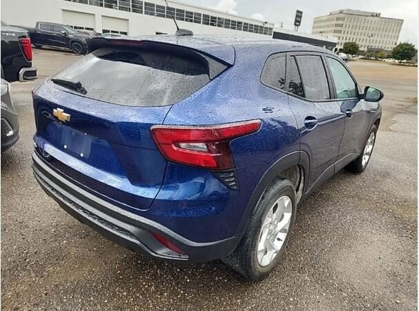 2024 Chevrolet Trax LS photo 4