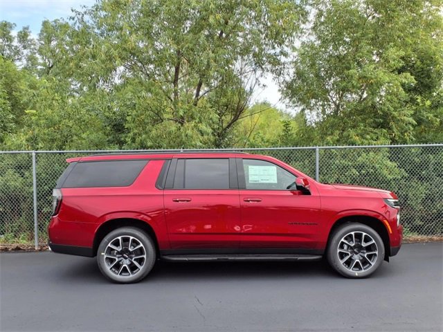 2025 Chevrolet Suburban RST photo 2