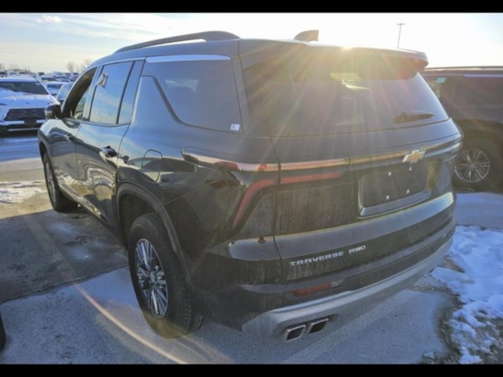 Used 2025 Chevrolet Traverse LT SUV