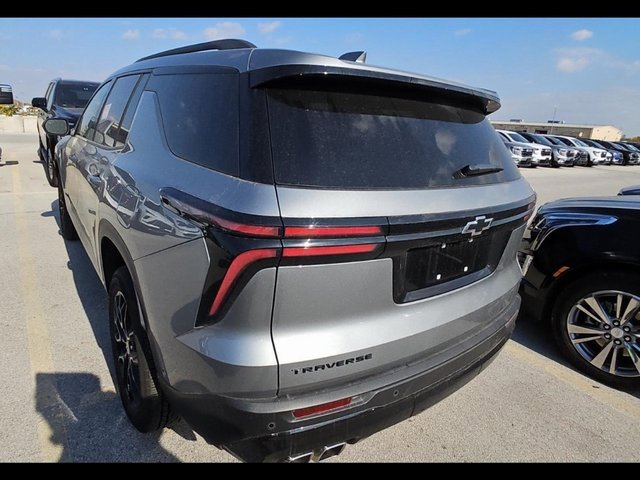 2024 Chevrolet Traverse photo 2