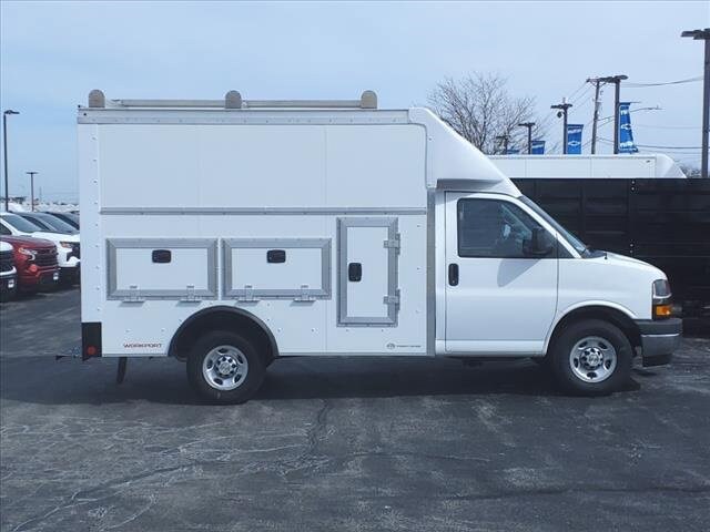 2025 Chevrolet Express 3500 Cutaway Van photo 3