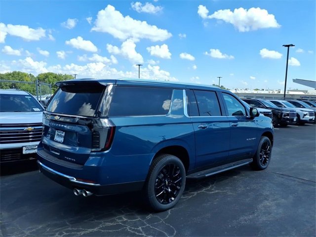 2025 Chevrolet Suburban Premier photo 3