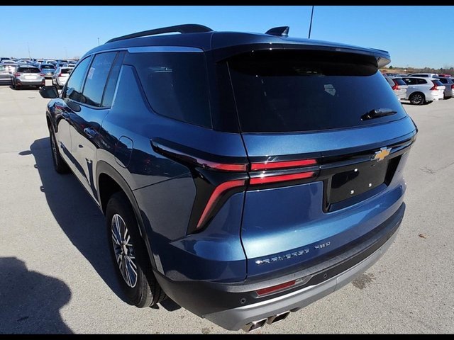 2025 Chevrolet Traverse 2LT photo 2