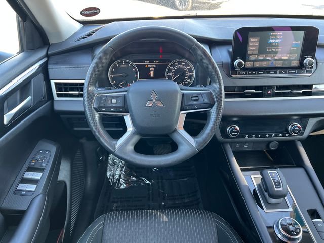 2024 Mitsubishi Outlander ES - Photo 13