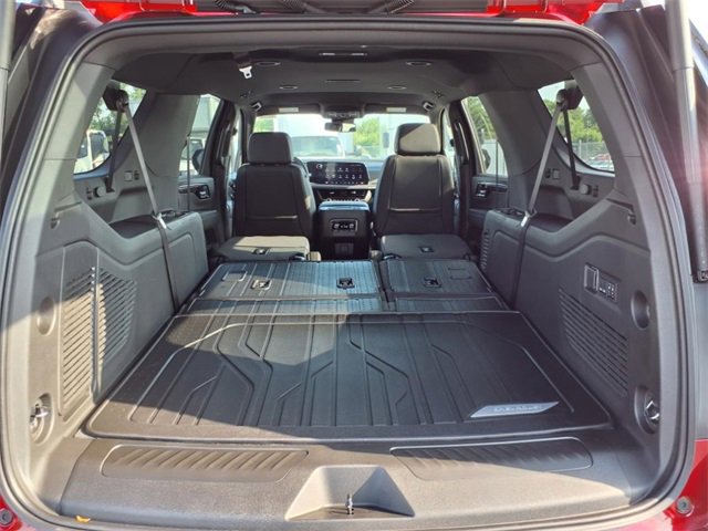 2025 Chevrolet Suburban LT photo 4