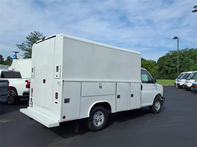 2025 Chevrolet Express 3500 Cutaway Van photo 3