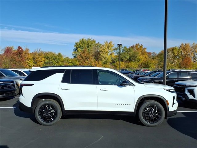 2026 Chevrolet Traverse photo 2