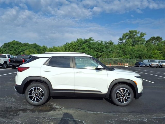 2026 Chevrolet Trailblazer LT photo 2