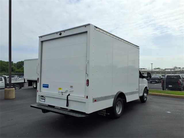2025 Chevrolet Express 3500 Cutaway Van photo 3
