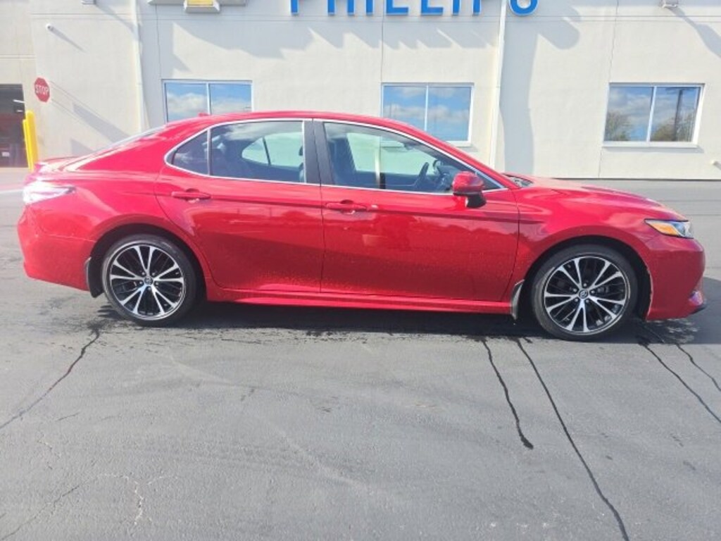 Used 2019 Toyota Camry SE Sedan