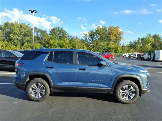 2025 Chevrolet Equinox LT photo 2