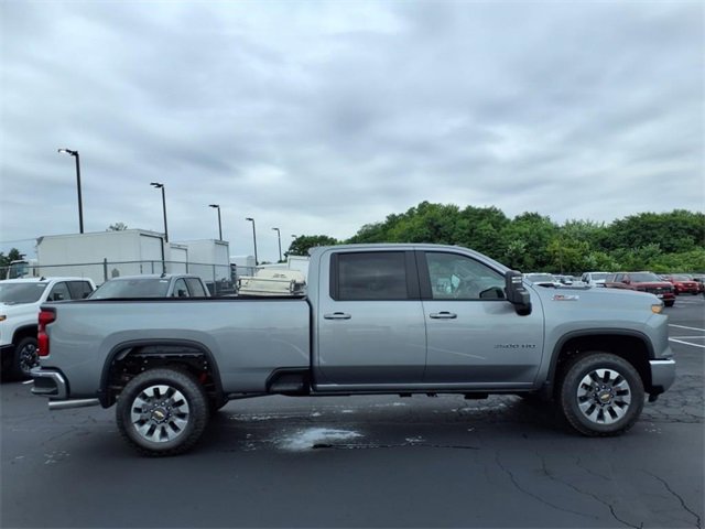 2025 Chevrolet Silverado 3500HD LT photo 2