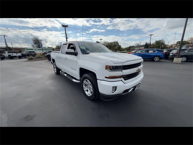 2017 Chevrolet Silverado 1500 LT photo 2