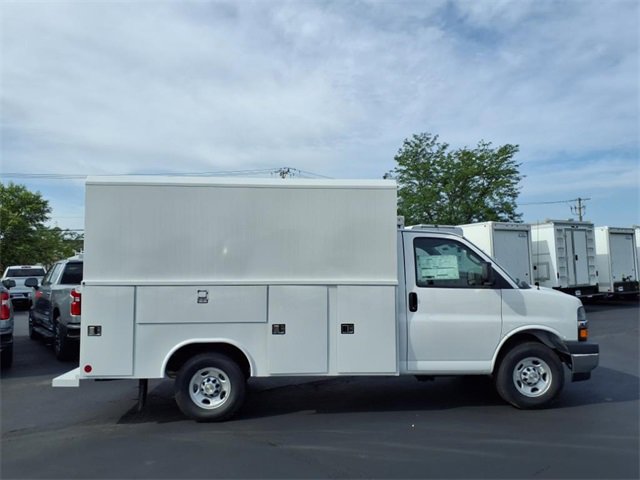 2025 Chevrolet Express 3500 Cutaway Van photo 2