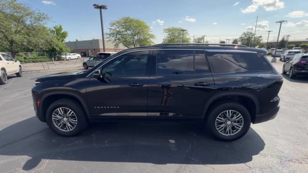 Used 2025 Chevrolet Traverse LT SUV