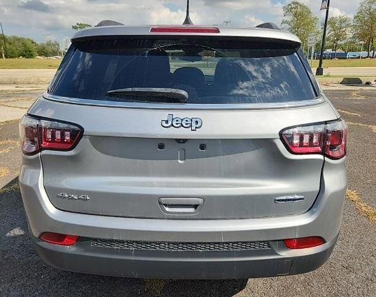 2022 Jeep Compass Latitude photo 3