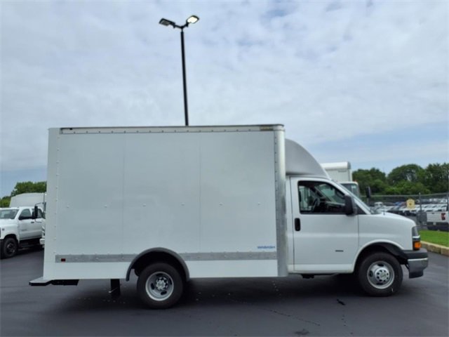 2025 Chevrolet Express 3500 Cutaway Van photo 2