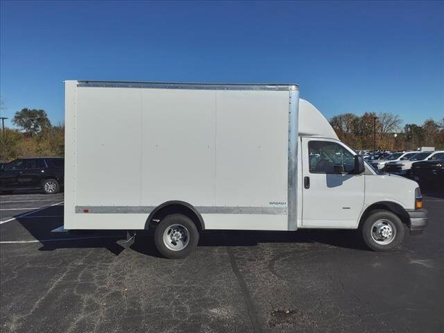 2024 Chevrolet Express 3500 Cutaway Van photo 3