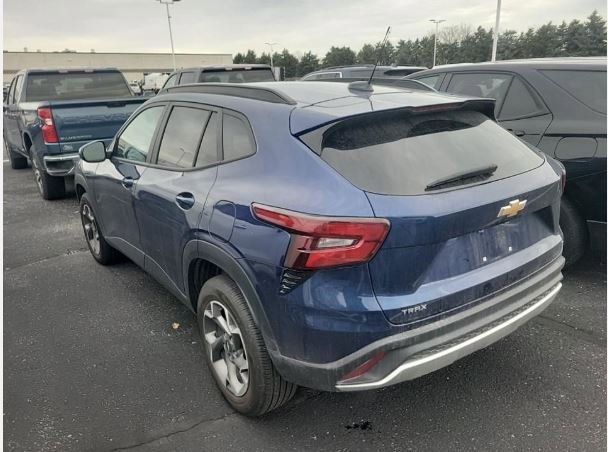 2024 Chevrolet Trax LT photo 2