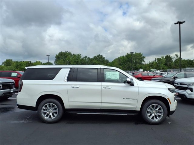 2025 Chevrolet Suburban Premier photo 2