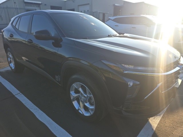 2024 Chevrolet Trax LS photo 2