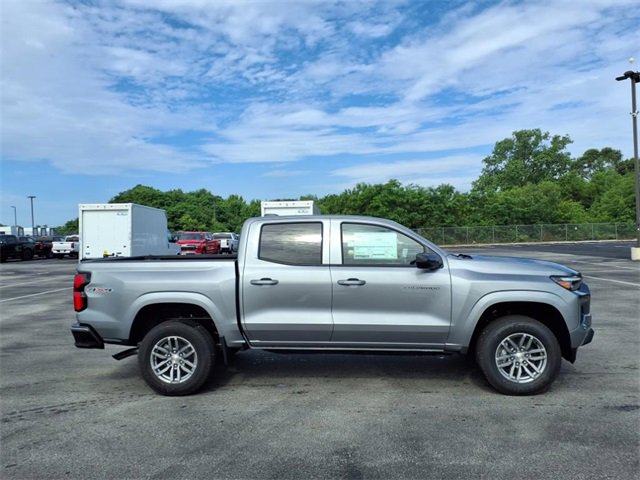 2025 Chevrolet Colorado Work Truck LT photo 2
