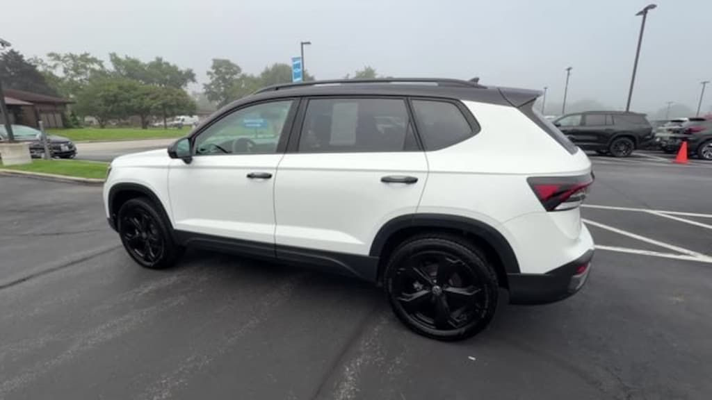 Used 2025 Volkswagen Taos SE Black SUV