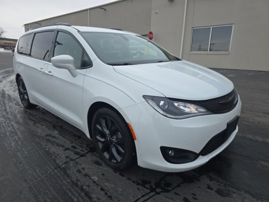 Used 2018 Chrysler Pacifica Touring L