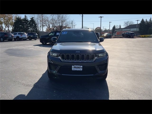 2025 Jeep Grand Cherokee Laredo photo 3