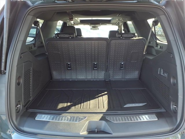 2025 Chevrolet Suburban Z71 photo 3