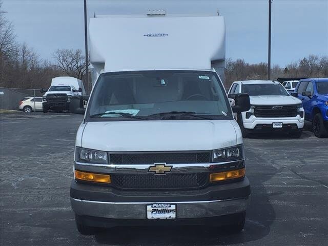 2025 Chevrolet Express 3500 Cutaway Van photo 2