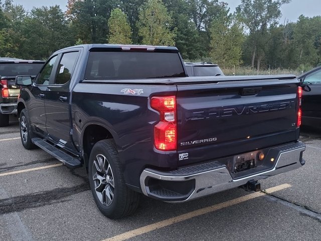 2022 Chevrolet Silverado 1500 LT photo 2