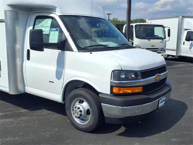 2025 Chevrolet Express Cutaway 3500 photo 3