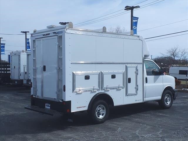 2025 Chevrolet Express 3500 Cutaway Van photo 4