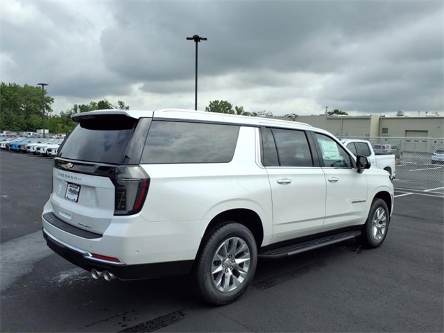 2025 Chevrolet Suburban Premier photo 3