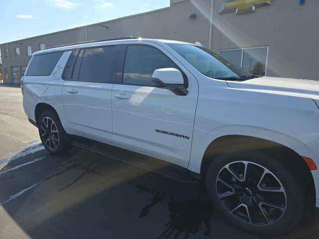 2023 Chevrolet Suburban RST photo 3