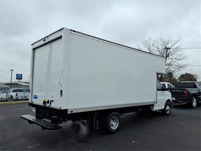 2025 Chevrolet Express 3500 Cutaway Van photo 3