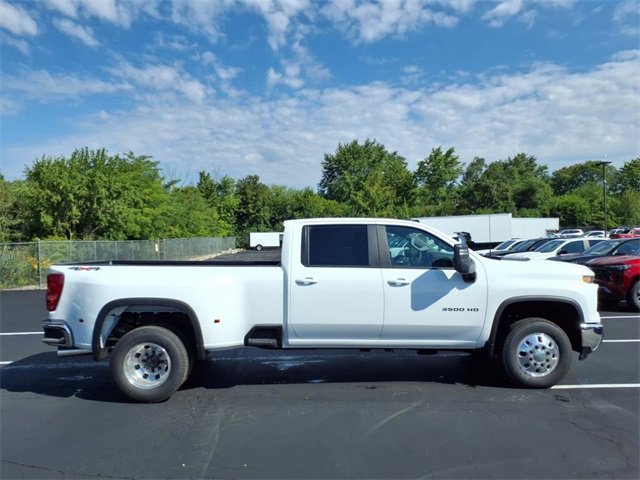 2026 Chevrolet Silverado 3500HD LT photo 2