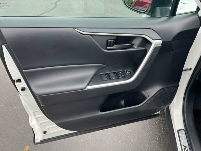 2021 Toyota RAV4 LE - Photo 10