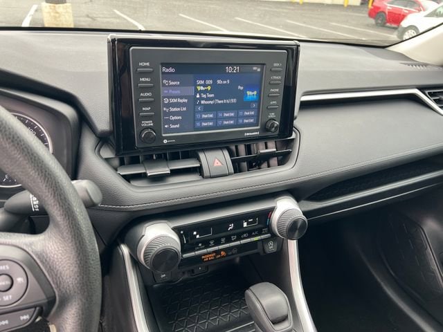 2021 Toyota RAV4 LE - Photo 17